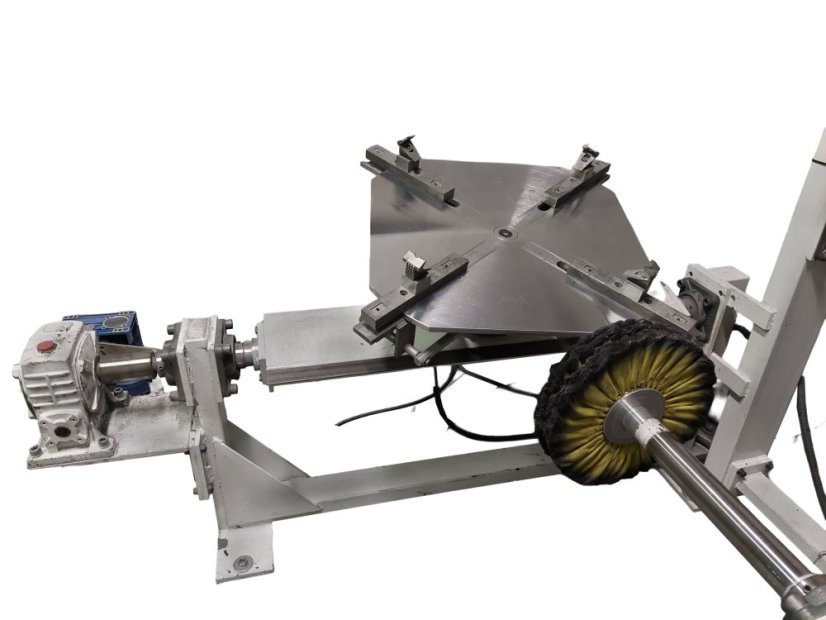 STROJ NA LEŠTĚNÍ HLINÍKOVÝCH RÁFKŮ